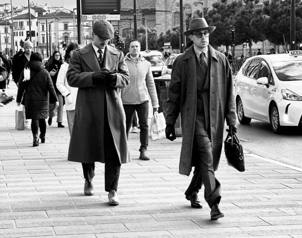 Gente in strada a Firenze durante il Pitti Uomo Gennaio 2025